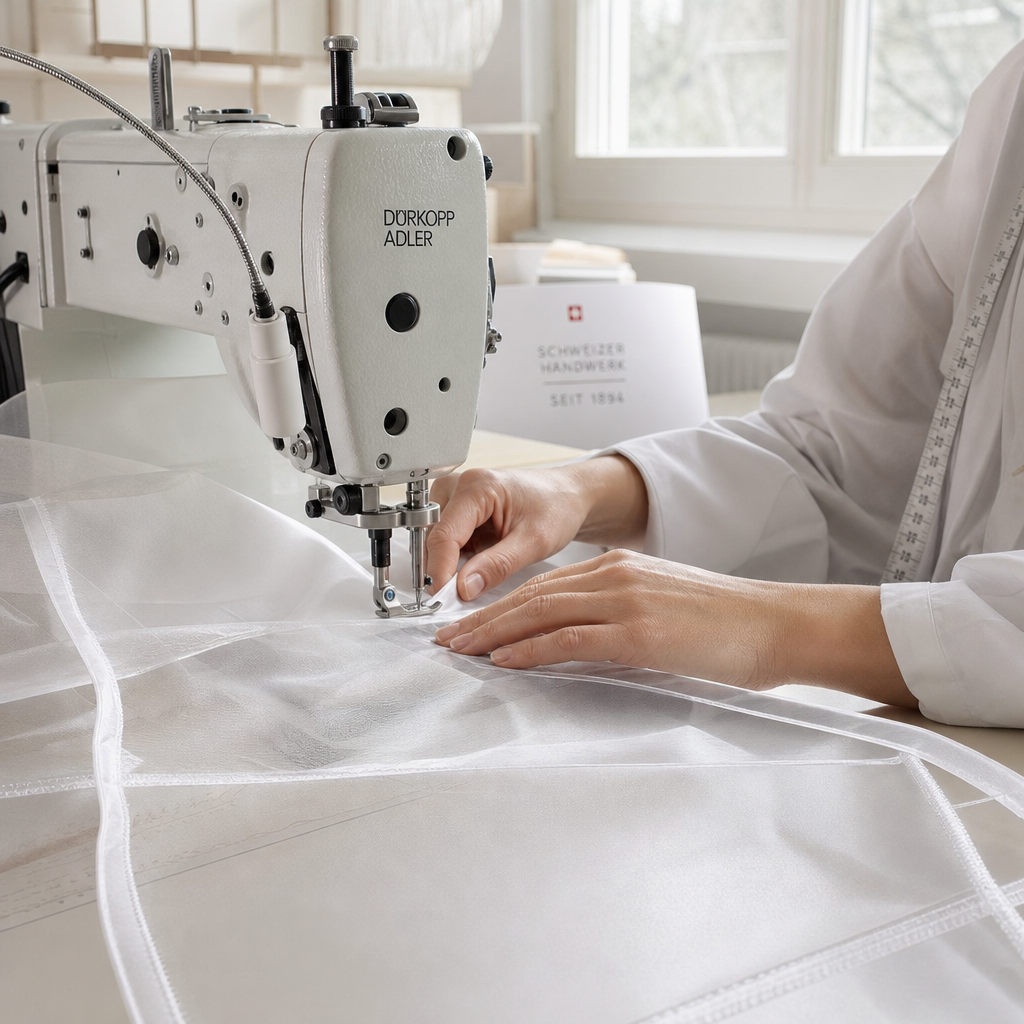 Näherin fertigt einen weissen Swiss Shield® Baldachin im Schweizer Atelier